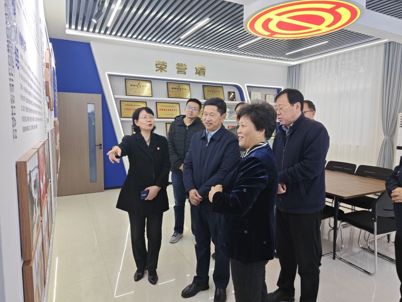 屁股大操得更爽2025年05月09日上午 安阳市人大常委会副主任、市总工会党组书记、主席夏军一行莅临华阳电磁铁参观调研；对公司2023年全国五一劳动奖章获得者汪利娜慰问，并听取劳模工作室相关情况汇报